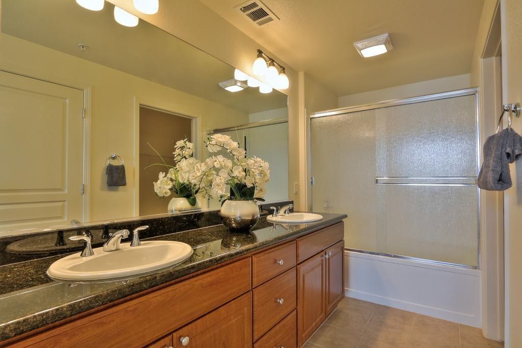 Main bathroom - 1883 Agnew Rd