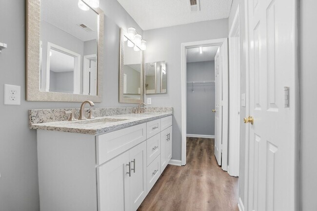 Building Photo - 2 Bedroom End Unit Townhome in University Heights!