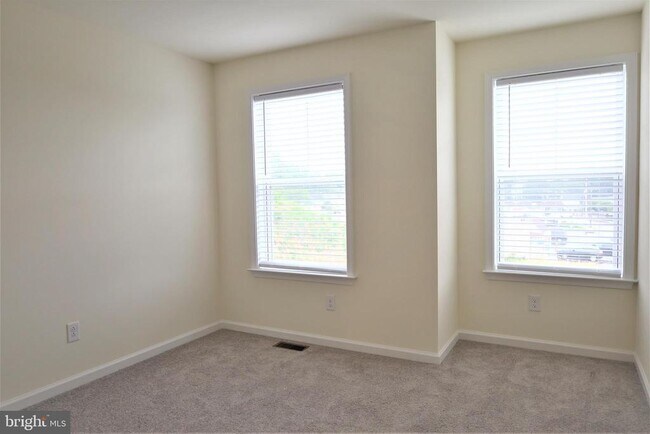 Building Photo - 61 Becker Dr