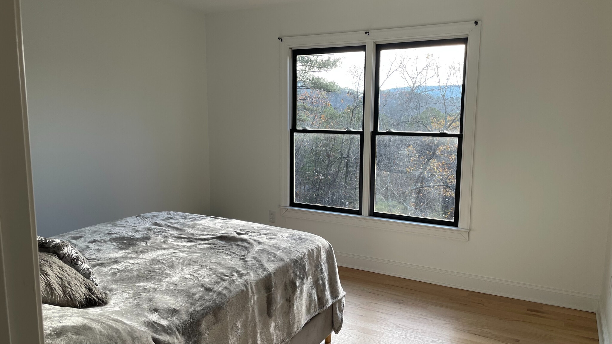 Building Photo - Room in House on Hillside Dr