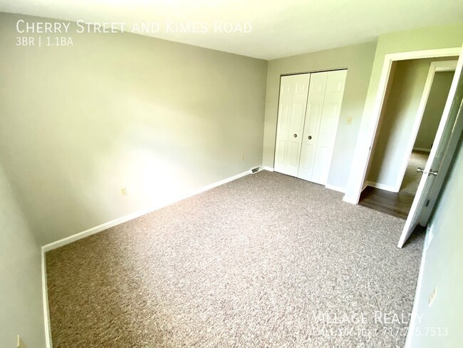 Building Photo - Available late-December! 3-bed Duplex in D...