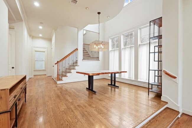 Building Photo - 521 Lovett Blvd