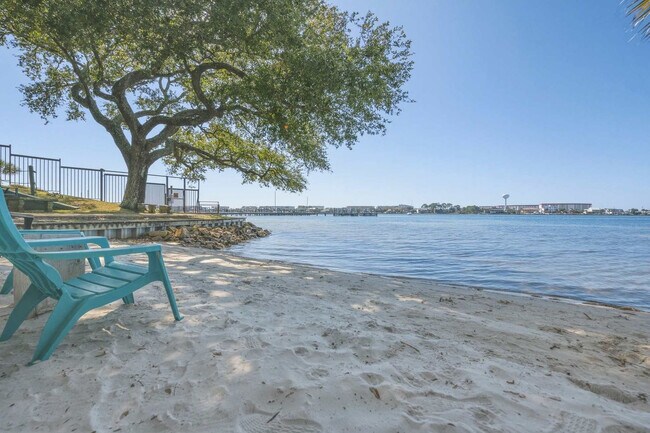 Building Photo - 214 Miracle Strip Pkwy SW