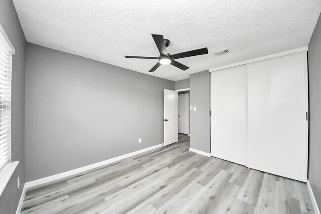Building Photo - 6281 Ludington Dr
