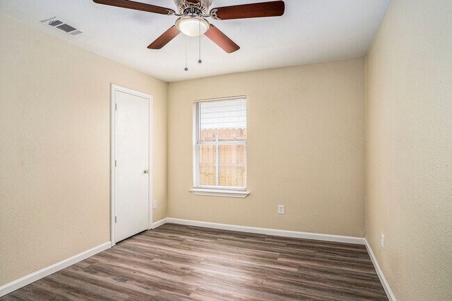 Building Photo - Updated 3/1 with Granite Counter Tops and Refrigerator Included!