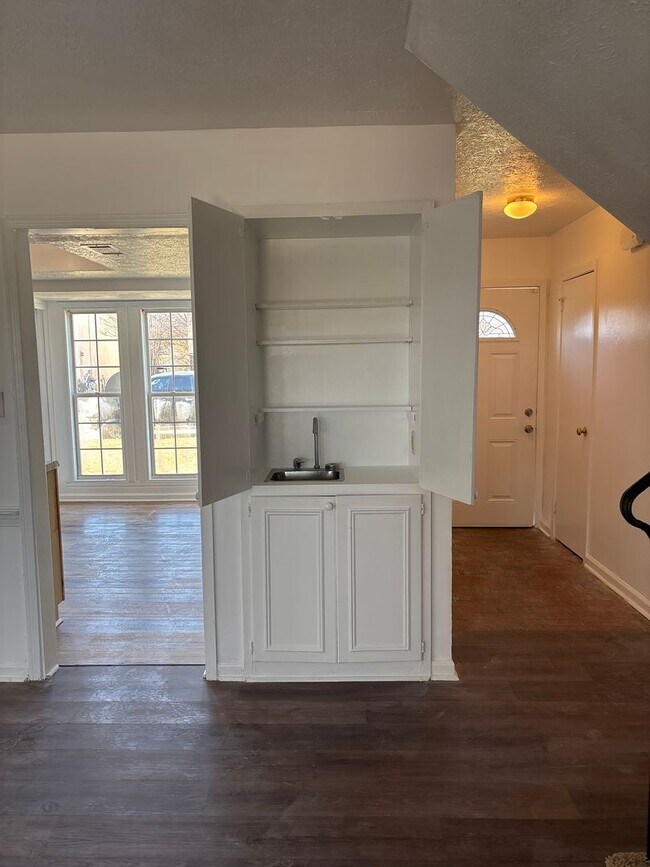 Building Photo - Spacious