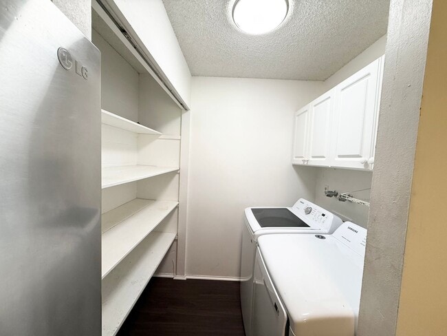 Building Photo - MOVE IN READY! Pacific Village- 3 Bd/ 2.5 Ba Town House