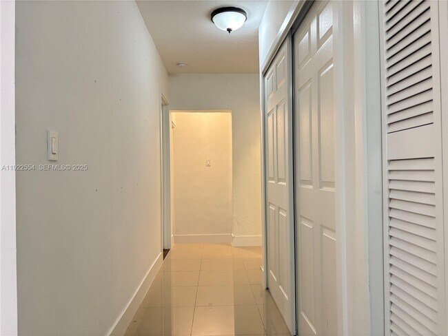 Building Photo - 527 SW 9th Ave