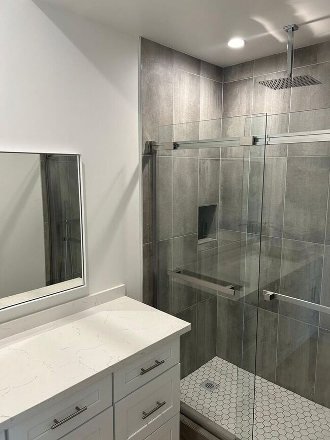 Building Photo - Stunning 3 Bedroom 2 Bathroom House for Re...