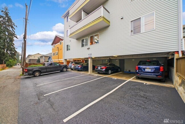 Building Photo - AVAILABLE AUGUST 1ST >> Beautiful Fully Remodeled 2BR/1BA Condo in Seattle!