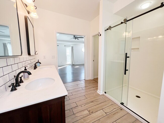 Building Photo - Stunning 4-Bedroom Home in Overland Park!