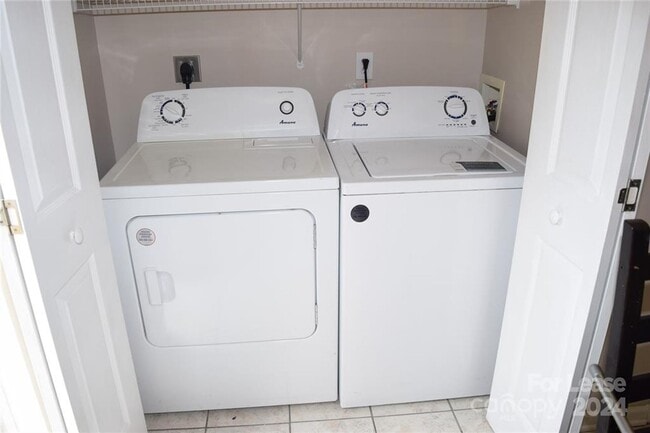 Building Photo - Fully furnished 2 bedroom, 1.5 bath townhouse! Available 8/15