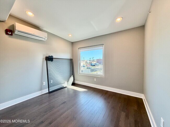 Building Photo - 909 Asbury Ave