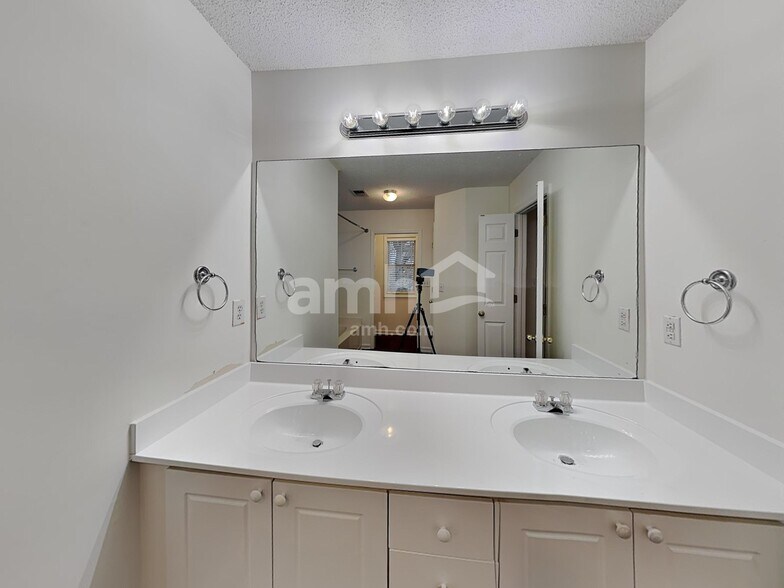 Building Photo - 5705 Wandering Vine Trl SE