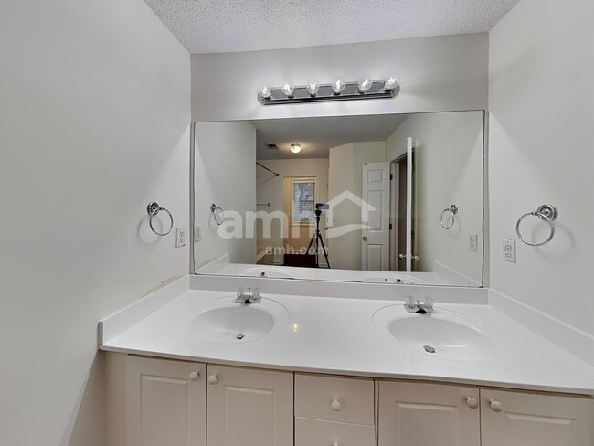 Building Photo - 5705 Wandering Vine Trl SE