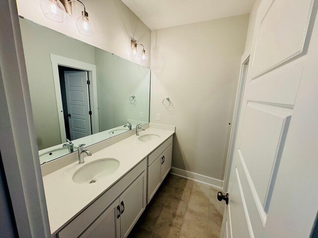 Building Photo - 4 bedroom End Unit Townhome in Wendell Fall