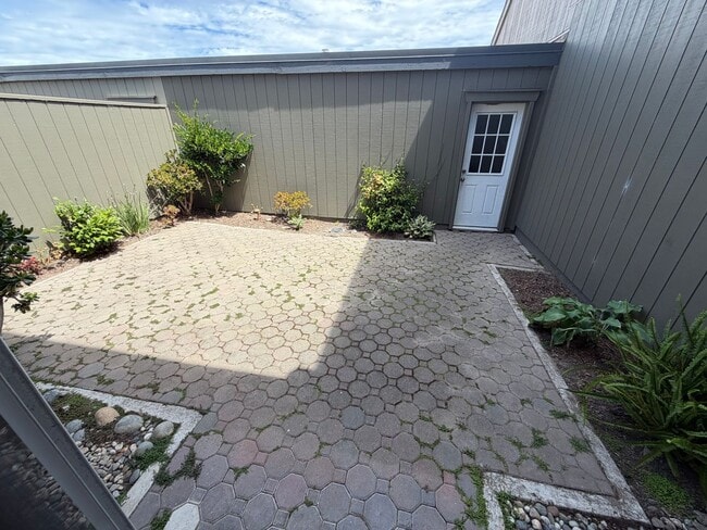 Building Photo - 3423 Catalina Ave