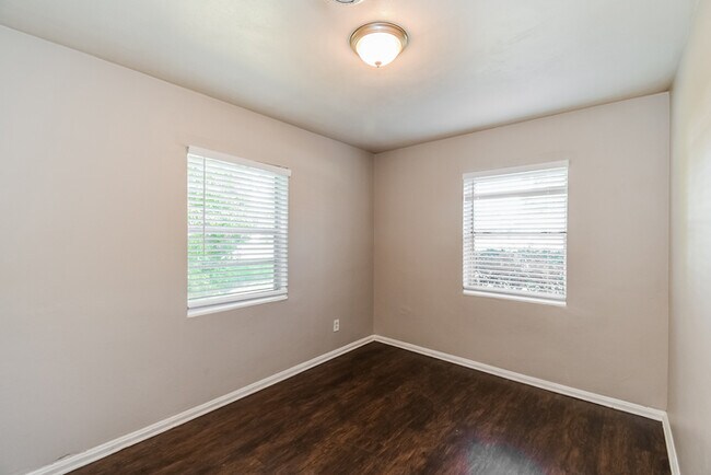 Building Photo - 7909 Caxton Cir W