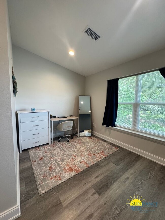 Building Photo - Beautiful 3BR/2.5BA Townhome inNiceville-Near Eglin AFB!