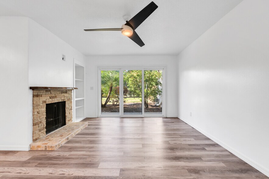 Living room w/fire place - 1051 S Highland St