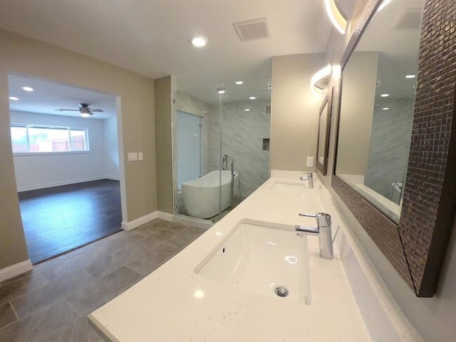 Building Photo - 10602 Riverview Dr