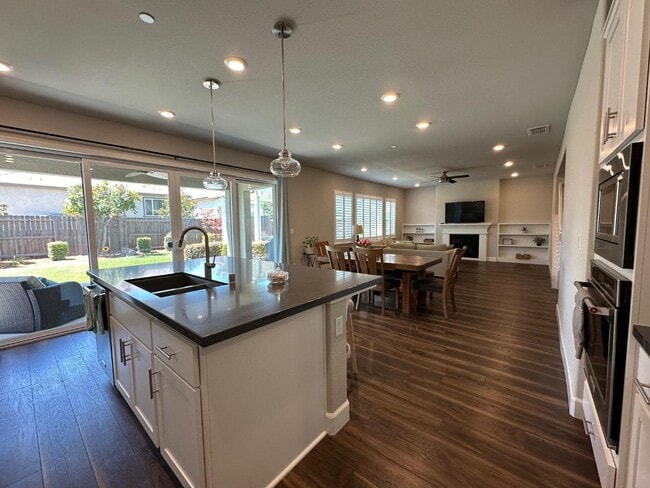 Building Photo - 2720 Chuckwagon Ln