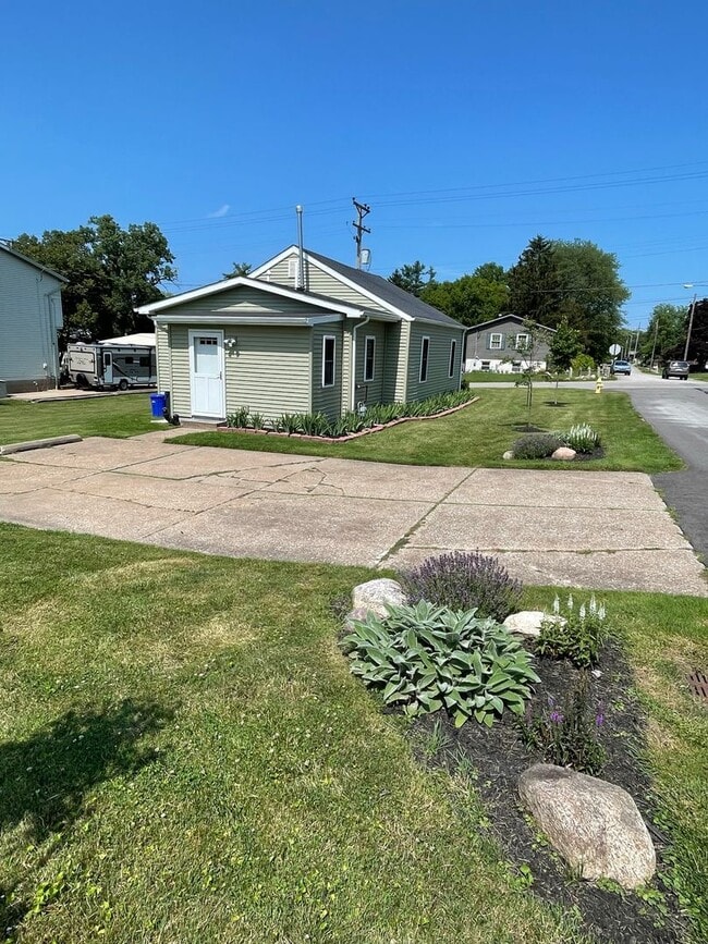 Building Photo - Single Family Home 2 bed For Rent