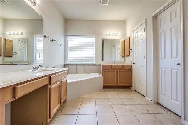 Building Photo - 5529 Crimson Oaks Dr