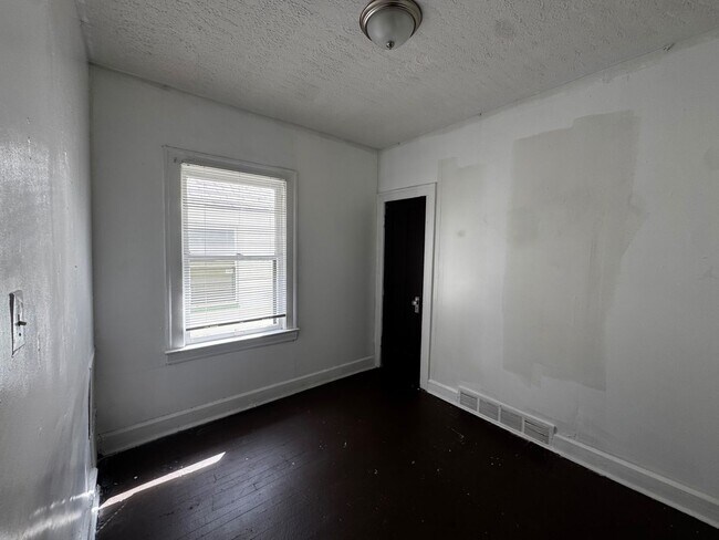 Building Photo - 12633 Edmonton Ave