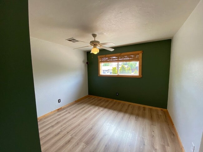 Building Photo - Beautiful Flagstaff Rental