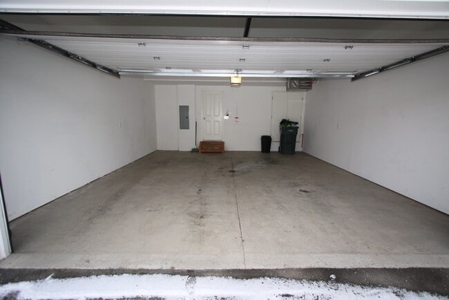 Building Photo - 3 Bedroom Condo close to JBER!