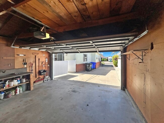 Building Photo - Gorgeous 3B/2BA house w/ Large Backyard, A...
