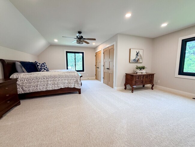 Building Photo - 2318 Hillside Ct
