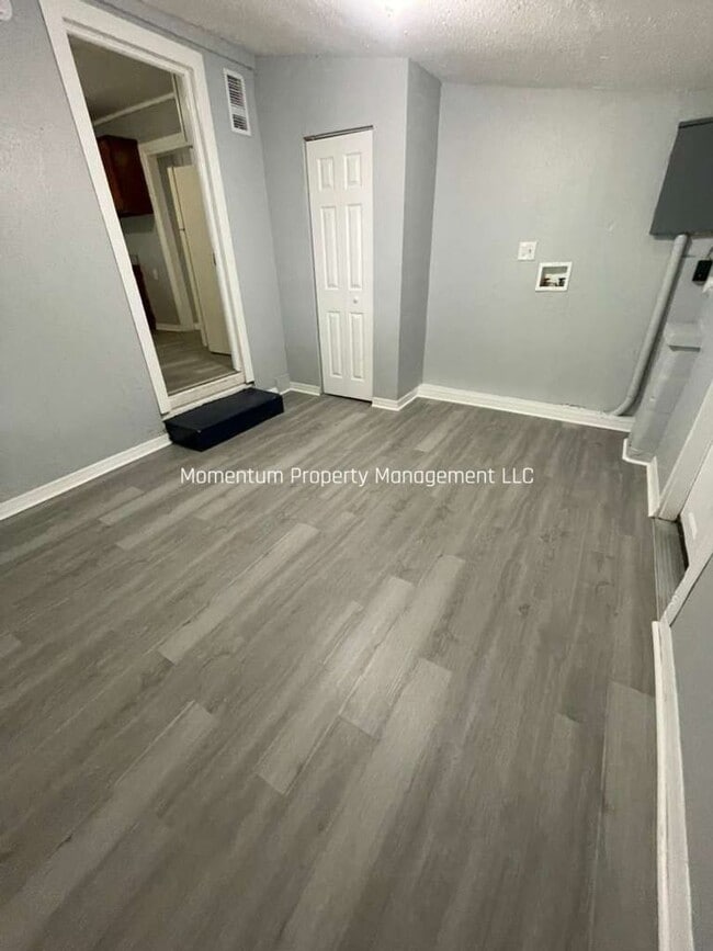 Building Photo - Freshly Renovated 3/2 - Ready for Immediate Move-In