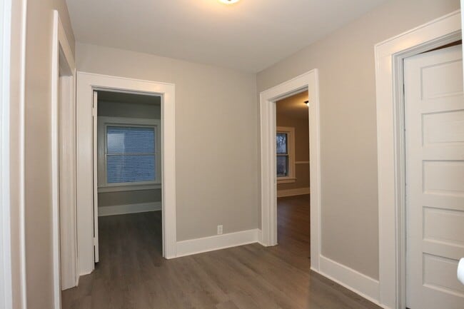 Building Photo - Large Frankfort Home!
