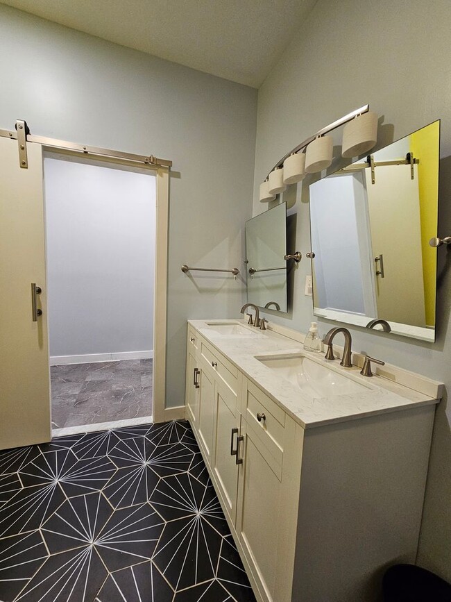 Building Photo - 629 Locust St