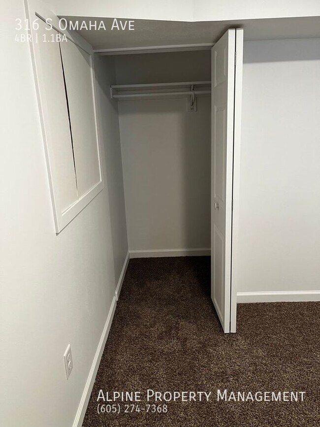 Building Photo - 4 Bed/1.5 Bath with Triple Stall Garage!