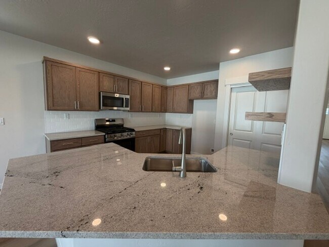 Building Photo - 421 Needlegrass Ln