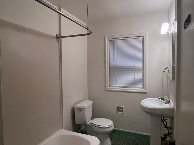 Building Photo - Stunning 2 Bed, 1 Bath Vintage Charmer!