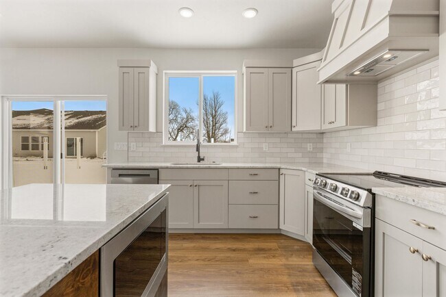 Building Photo - SUGAR CITY TWIN HOME 3 BED 2 FULL BATH - FENCED YARD WITH EX-LARGE 2 STALL GARAGE