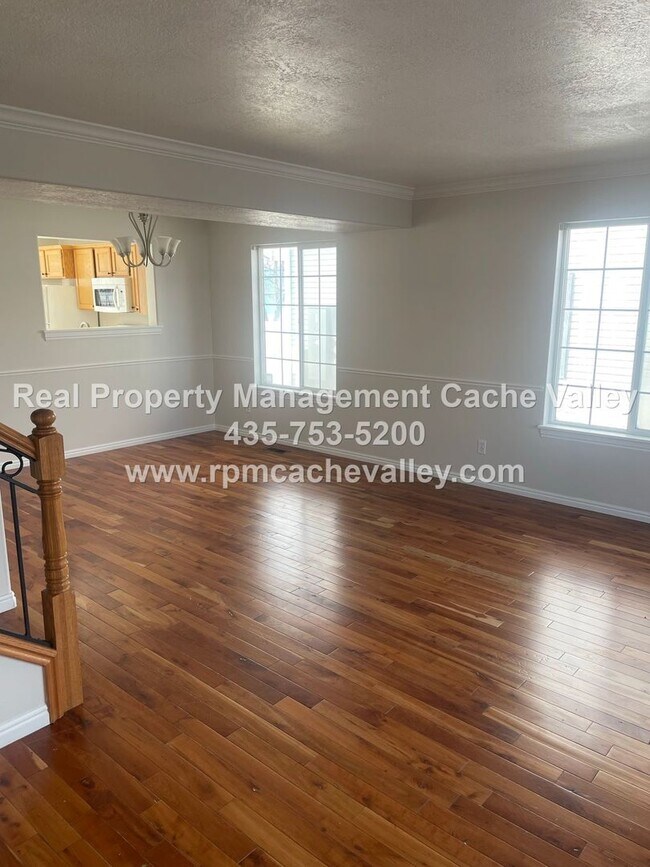 Building Photo - 328 280 N
