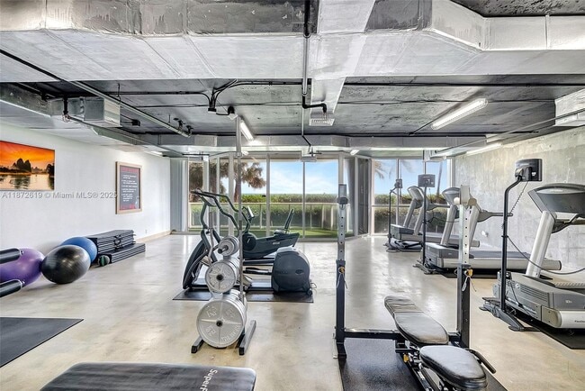 Building Photo - 16485 Collins Ave