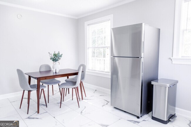 Building Photo - 111 E Screven St