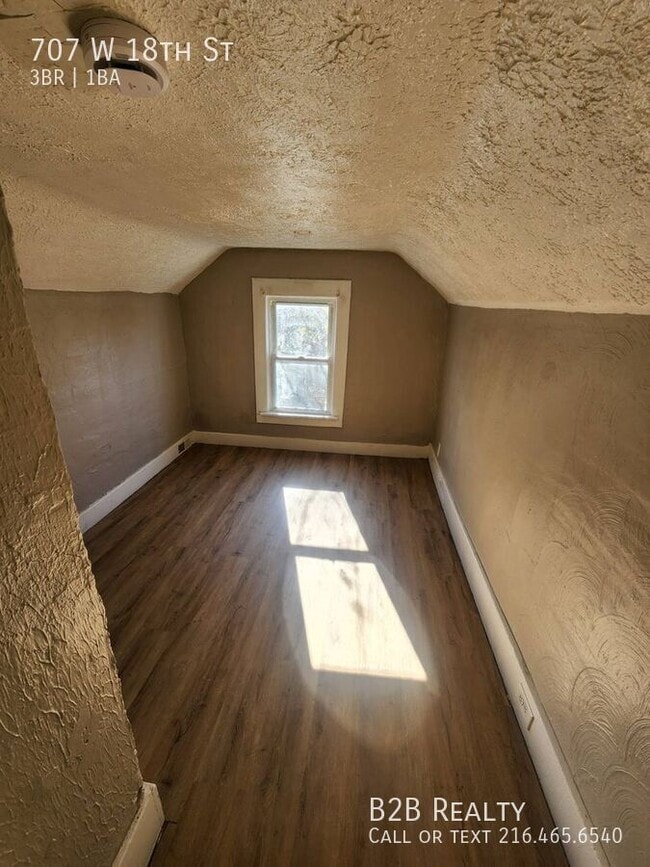 Building Photo - 707 W 18th St