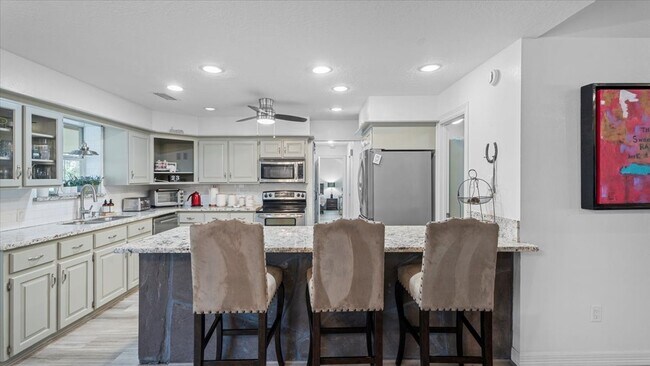Building Photo - 9502 Rolling Oaks