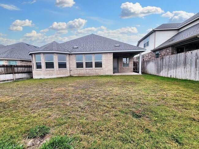 Building Photo - Beautiful Solar-Powered 4BR / 2BA Home – Big Backyard & Modern Kitchen