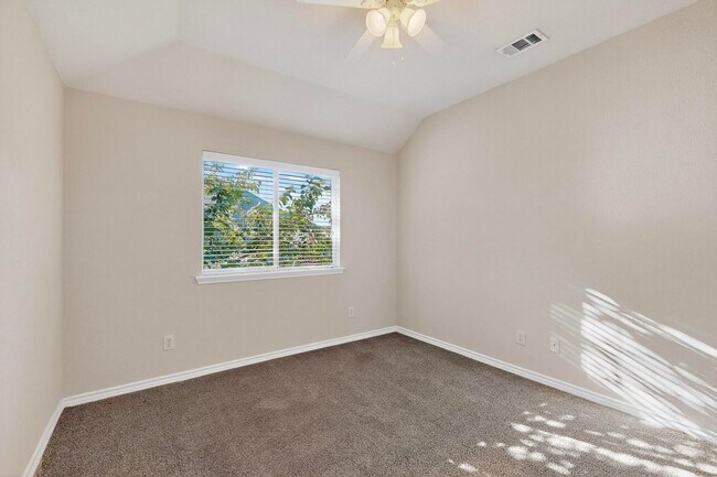 Building Photo - Spacious & Stylish Home in Quail Run-North...