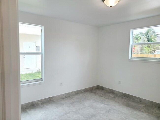 Building Photo - 2330 Taft St