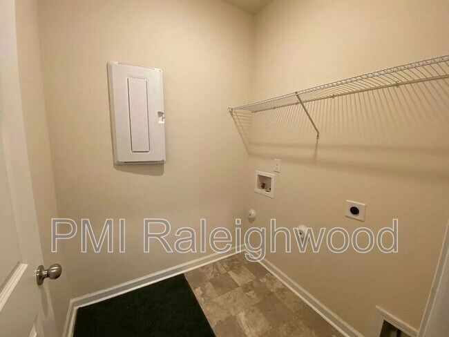 Building Photo - 2124 Fox Chapel Pl