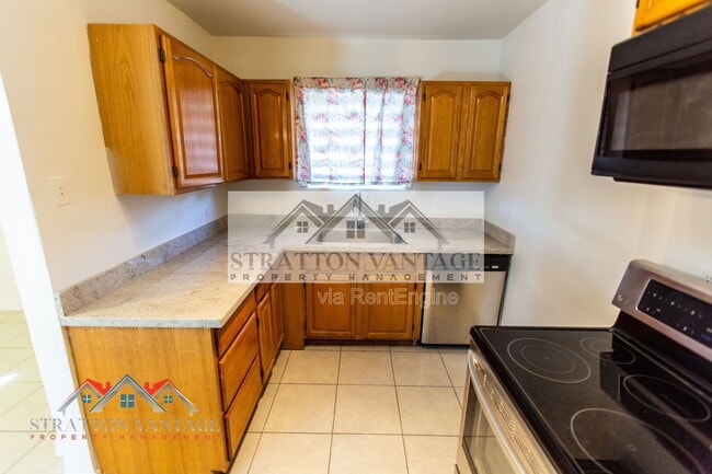 Building Photo - 1324 W Clarendon Ave